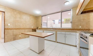 Casa en Venta en Bosques de la Lomas (m2c350)