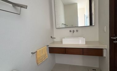 Moderna y amplia casa en la Jolla Residencial!
