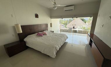 Moderna y amplia casa en la Jolla Residencial!