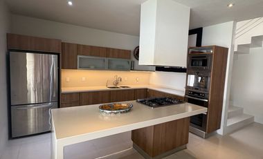 Moderna y amplia casa en la Jolla Residencial!