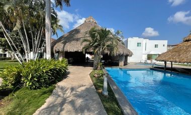 Moderna y amplia casa en la Jolla Residencial!