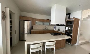 Moderna y amplia casa en la Jolla Residencial!