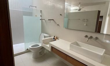 Moderna y amplia casa en la Jolla Residencial!