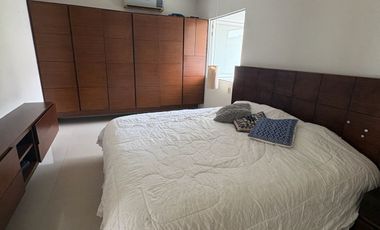 Moderna y amplia casa en la Jolla Residencial!