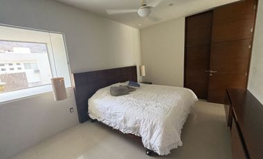 Moderna y amplia casa en la Jolla Residencial!