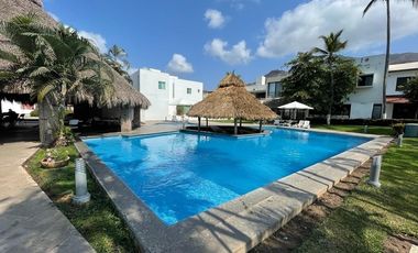 Moderna y amplia casa en la Jolla Residencial!