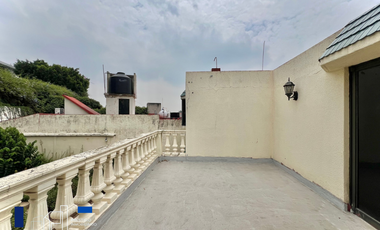 VENTA DE CASA EN LOMAS DE TECAMACHALCO CON JARDÍN