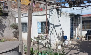 (AUT. 398) VENDO HERMOSA CASA DE MATERIAL CON TERRENO EN BARRIO LOMAS DE MORENO