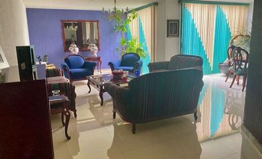 CASA EN PASEOS DE TAXQUEÑA EN CALLE CERRADA CON VIGILANCIA.