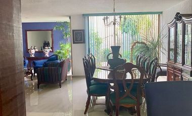 CASA EN PASEOS DE TAXQUEÑA EN CALLE CERRADA CON VIGILANCIA.