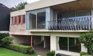 Jardines del Pedregal, Casa de 2 niveles, en venta
