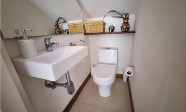 VENTA CASA EN UNIDAD CERRADA – BARRIO POBLADO ALTO, MEDELLN