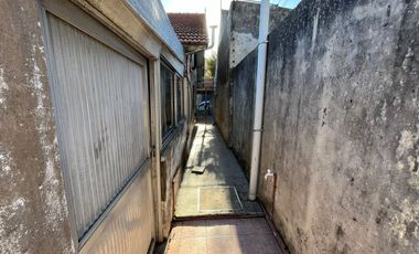 VENTA CASA 4 AMBIENTES BERNAL OESTE