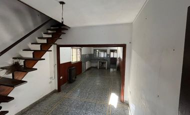 VENTA CASA 4 AMBIENTES BERNAL OESTE