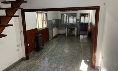 VENTA CASA 4 AMBIENTES BERNAL OESTE