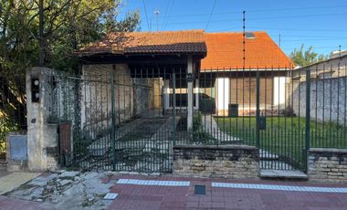 VENTA CASA 4 AMBIENTES BERNAL OESTE