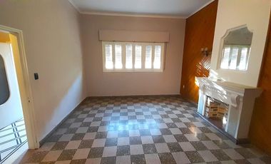 VENTA - PLANTA BAJA DE 2 DORMITORIOS CON COCHERA