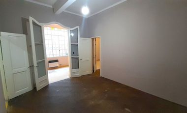 VENTA - PLANTA BAJA DE 2 DORMITORIOS CON COCHERA