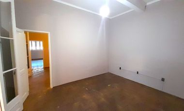 VENTA - PLANTA BAJA DE 2 DORMITORIOS CON COCHERA