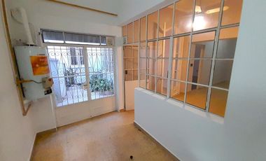 VENTA - PLANTA BAJA DE 2 DORMITORIOS CON COCHERA