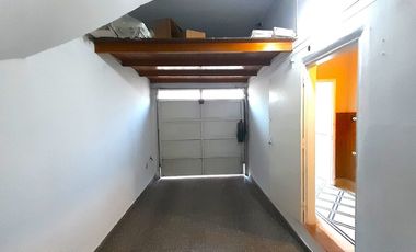 VENTA - PLANTA BAJA DE 2 DORMITORIOS CON COCHERA