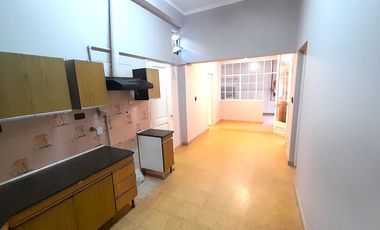 VENTA - PLANTA BAJA DE 2 DORMITORIOS CON COCHERA