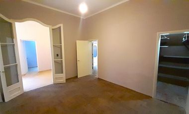 VENTA - PLANTA BAJA DE 2 DORMITORIOS CON COCHERA