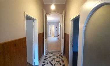 VENTA - PLANTA BAJA DE 2 DORMITORIOS CON COCHERA