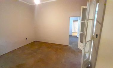 VENTA - PLANTA BAJA DE 2 DORMITORIOS CON COCHERA