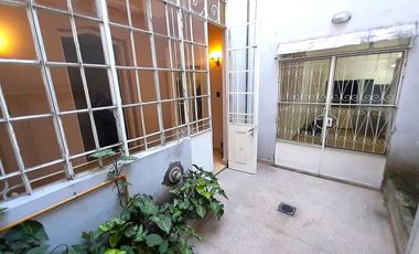 VENTA - PLANTA BAJA DE 2 DORMITORIOS CON COCHERA