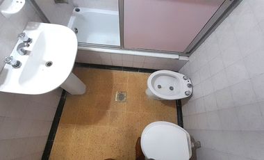 VENTA - PLANTA BAJA DE 2 DORMITORIOS CON COCHERA