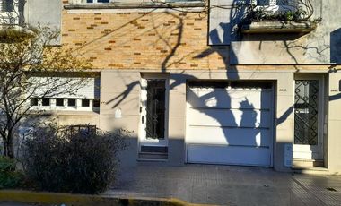 VENTA - PLANTA BAJA DE 2 DORMITORIOS CON COCHERA