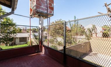 En venta casa de 5 ambientes en Luis Guillon