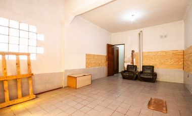 En venta casa de 5 ambientes en Luis Guillon