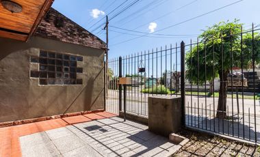 En venta casa de 5 ambientes en Luis Guillon