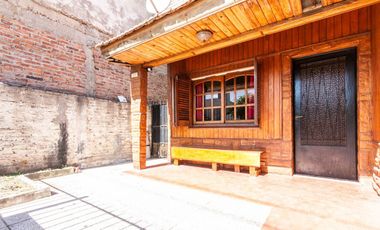 En venta casa de 5 ambientes en Luis Guillon