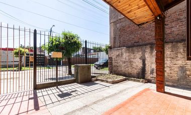En venta casa de 5 ambientes en Luis Guillon