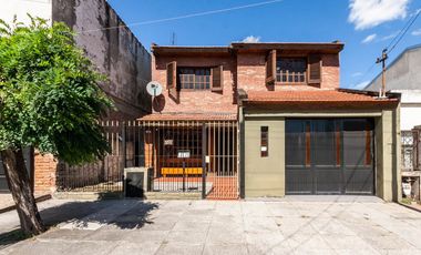 En venta casa de 5 ambientes en Luis Guillon