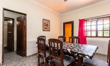 En venta casa de 5 ambientes en Luis Guillon
