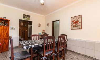 En venta casa de 5 ambientes en Luis Guillon