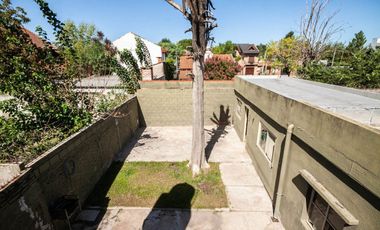 En venta casa de 5 ambientes en Luis Guillon