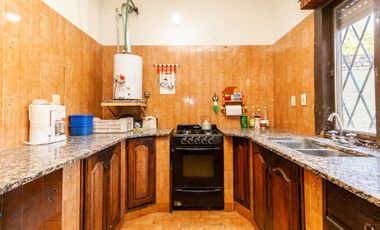 En venta casa de 5 ambientes en Luis Guillon