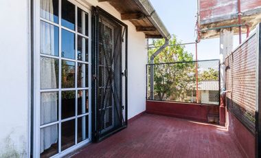 En venta casa de 5 ambientes en Luis Guillon