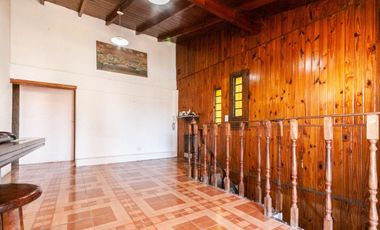 En venta casa de 5 ambientes en Luis Guillon