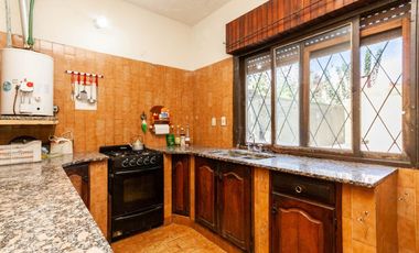 En venta casa de 5 ambientes en Luis Guillon