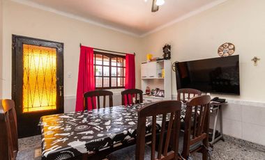 En venta casa de 5 ambientes en Luis Guillon