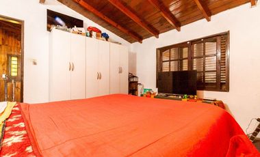 En venta casa de 5 ambientes en Luis Guillon