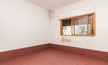 En venta casa de 5 ambientes en Luis Guillon