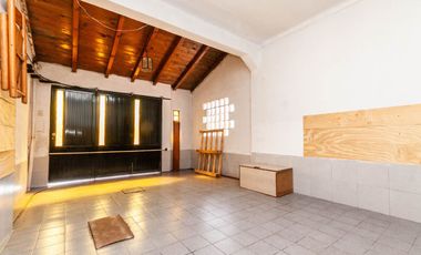 En venta casa de 5 ambientes en Luis Guillon