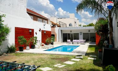 CASA CON PILETA EN LOMAS DE ZAMORA